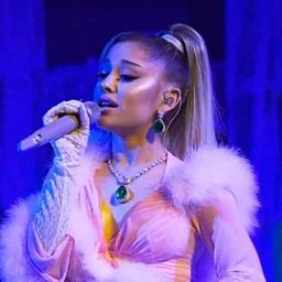+Exclusively Ariana Grande — Mexico شعار